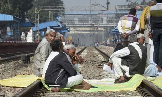 بھارتی کسانوں کا 22 ویں روز بھی احتجاج جاری، ایک مرتبہ پھر ٹرینیں روکنے کی دھمکی