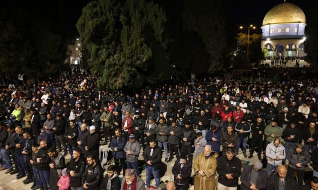 فلسطینی پہلی تراویح کے لیے مسجد الاقصیٰ میں داخل ہونے میں کامیاب