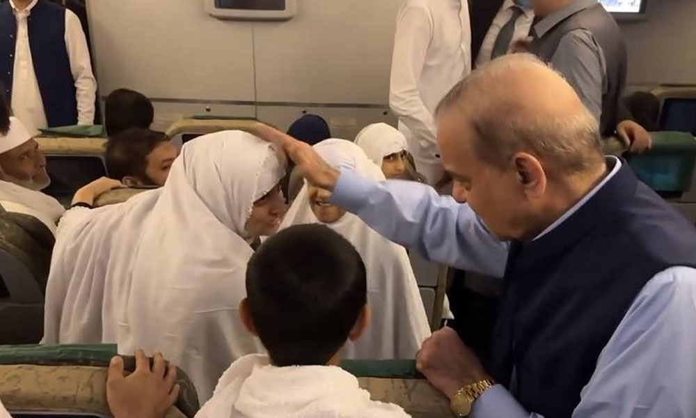 سعودی عرب کا سرکاری دورہ، دوران پرواز وزیر اعظم مسافروں کے ساتھ گھل مل گئے