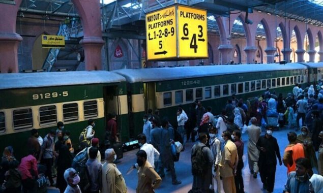 پاکستان ریلویز نے پٹرولیم مصنوعات کی قیمتوں میں اضافے کے بعد مسافر اور میل ایکسپریس ٹرینوں کے کرایوں میں 2 فیصد اضافہ کر دیا ہے۔