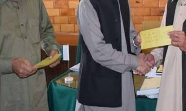 نوشکی میں دہشت گردی کا شکار ہونے والوں کے لواحقین میں امدادی چیک تقسیم