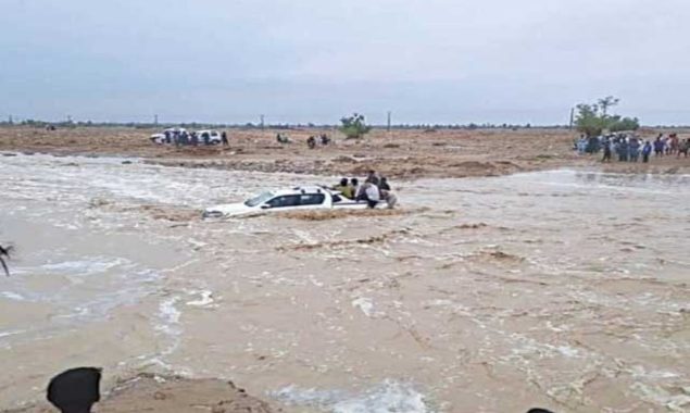 لاہور: بارش کے بعد گھرکی گاؤں کا زمینی رابطہ منقطع، مکین محصور