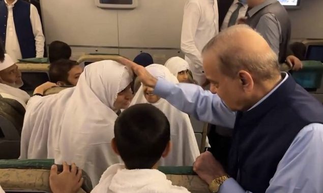 سعودی عرب کا سرکاری دورہ، دوران پرواز وزیر اعظم مسافروں کے ساتھ گھل مل گئے