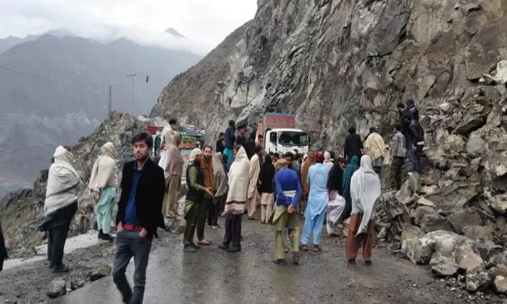 ناران روڈ گھنول کے مقام سے سلاٸیڈنگ کے باعث بند