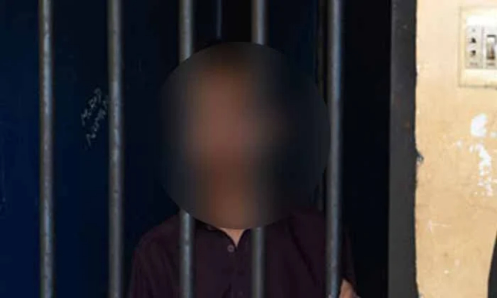 کراچی پولیس کا انوکھا کارنامہ، میسج فارورڈ کرنے والے کو پیپرلیک کا سرغنہ بنا ڈالا