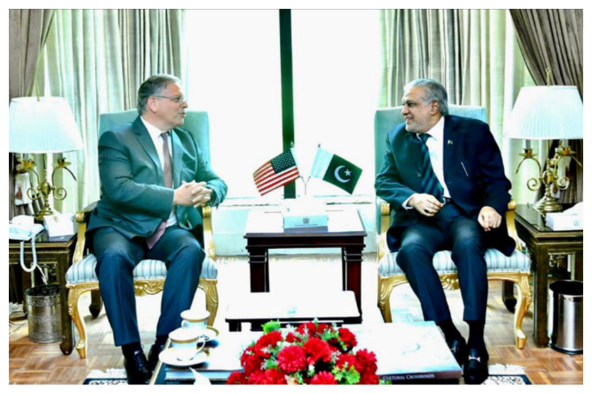 اسحاق ڈار سے امریکی سفیر ڈونلڈ بلوم کی ملاقات، باہمی دلچسپی کے امور پر تبادلہ خیال