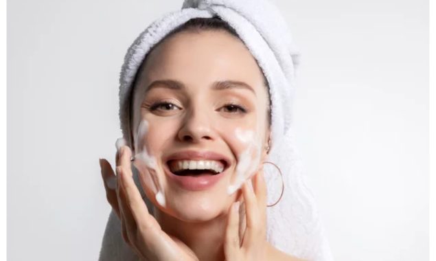 موسم گرما میں روزانہ چہرہ کتنی بار دھونا چاہئے؟