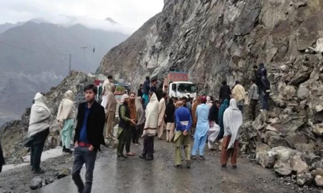 ناران روڈ گھنول کے مقام سے سلاٸیڈنگ کے باعث بند