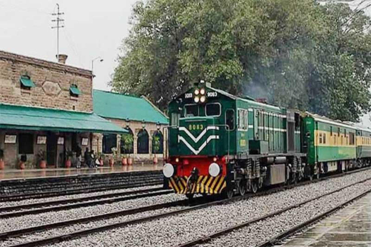 پٹرولیم مصنوعات مہنگی: پاکستان ریلویز نے کرایوں میں 2 فیصد اضافہ کردیا