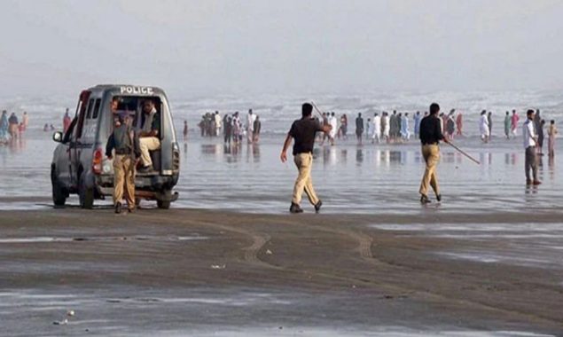 سمندرمیں نہانے پر عائد پابندی کی خلاف ورزی کرنے والوں کے خلاف ایکشن