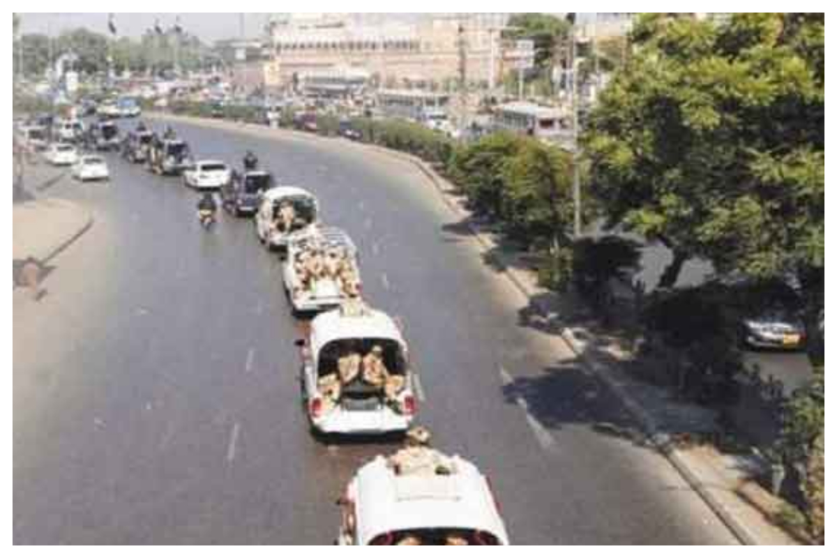 محرم میں کراچی کی سیکیورٹی انتہائی سخت؛ رینجرز اور پولیس کا مشترکہ فلیگ مارچ