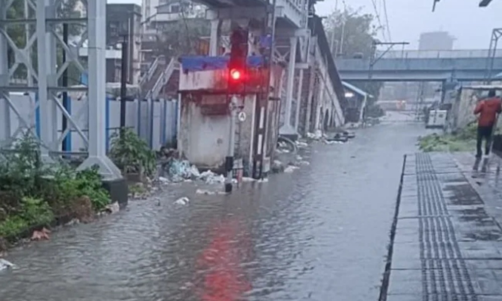 بھارتی شہر ممبئی میں 300 ملی میٹر بارش، ڈیزاسٹر ریلیف فورس تعینات