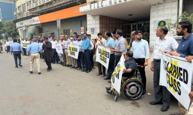 تنخواہ دار طبقے پر لگائے گئے اضافی ٹیکسز کے خلاف کراچی میں احتجاج