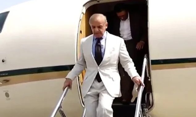 وزیراعظم شہباز شریف وفد کے ہمراہ سعودی عرب پہنچ گئے