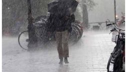 سمندری طوفان کے زیر اث کراچی میں صبح سویرے موسلا دھار بارش