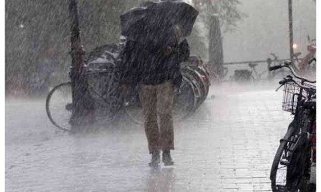 سمندری طوفان کے زیر اث کراچی میں صبح سویرے موسلا دھار بارش