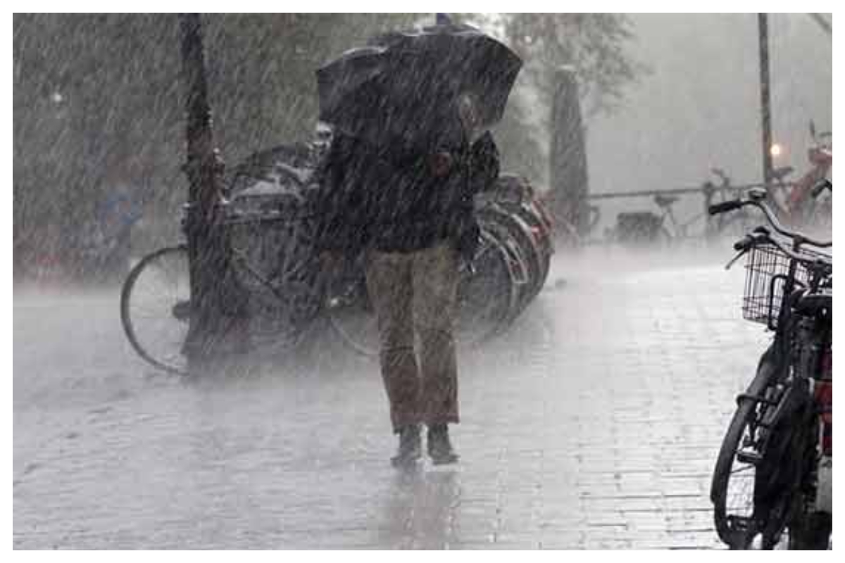 سمندری طوفان کے زیر اث کراچی میں صبح سویرے موسلا دھار بارش