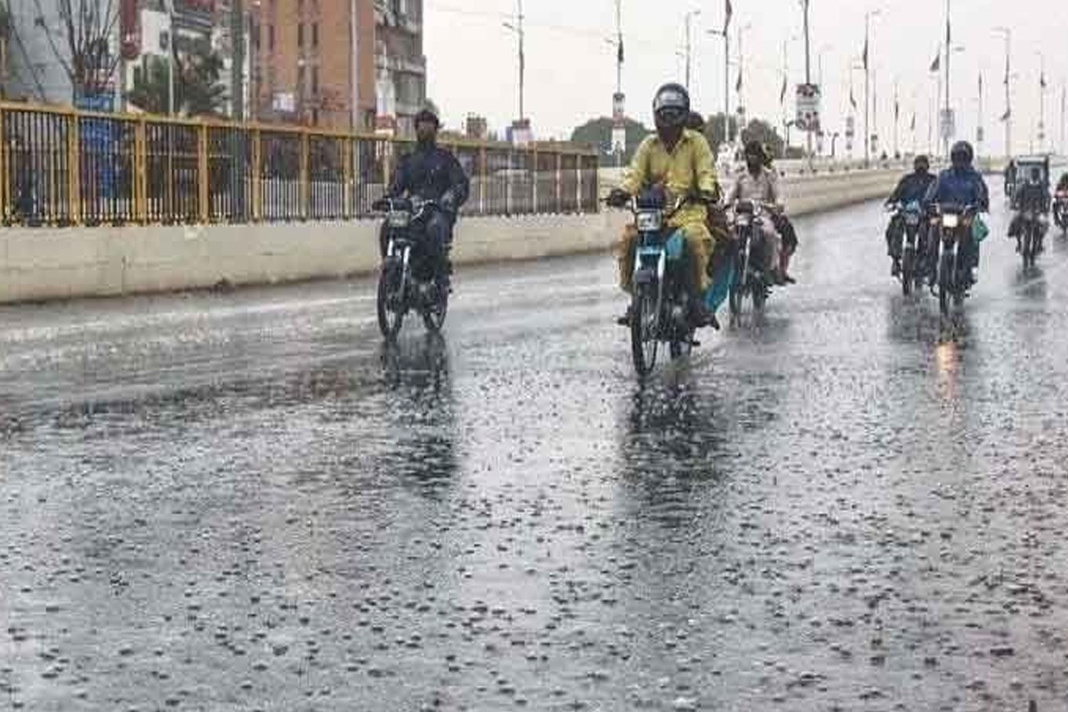 شہر قائد کے مختلف علاقوں میں بوندا باندی، موسم خوشگوار