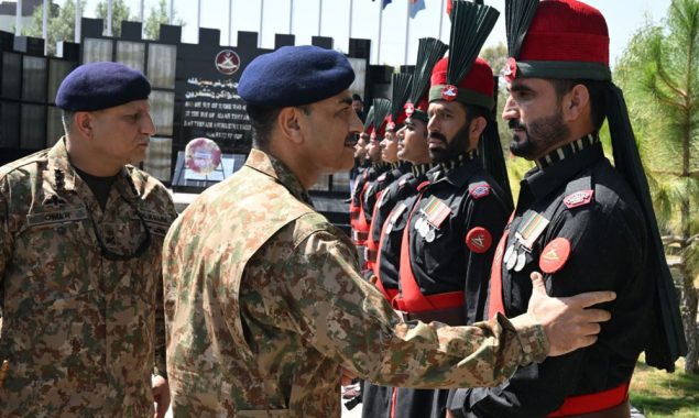 آرمی چیف کا جنوبی وزیرستان کے ضلع وانا کا دورہ؛ افسران و جوانوں سے ملاقات