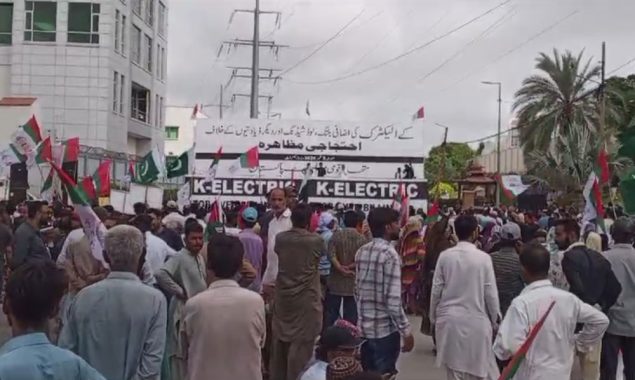 ایم کیو ایم کا کے الیکٹرک کے دفتر کے باہر احتجاجی مظاہرہ