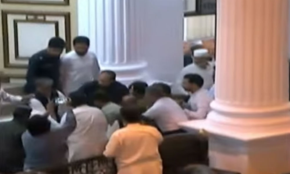 خیبرپختونخوا اسمبلی میں ہنگامہ آرائی؛ اراکین آپس میں گتھم گتھا ہوگئے