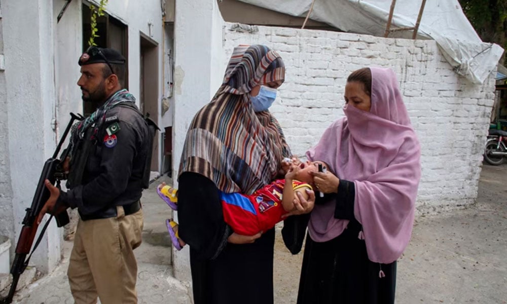 خیبرپختونخوا کے مختلف علاقوں میں پولیو ٹیم پر حملے؛ ایک پولیس اہلکار شہید