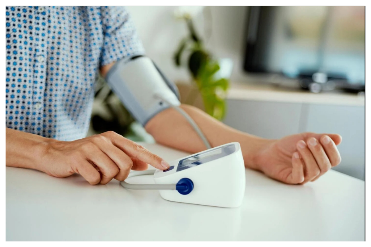 بلڈ پریشر نوٹ کرتے وقت یہ غلطی ہرگز نہ کریں، ورنہ ریڈنگ غلط آسکتی ہے