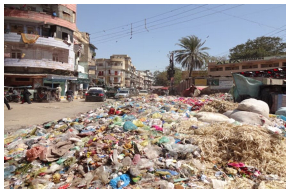 کراچی؛ ناقص نکاسی آب اور گندگی سے درجنوں بیماریاں جنم لینے لگیں