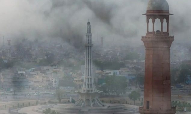 دیوالی کے روز بھی لاہور کی فضا آلودہ، حکومت کی شہریوں سے احتیاط کی اپیل