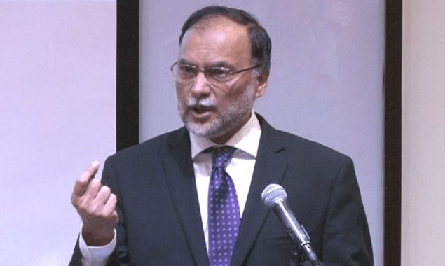 رونا دھونا جاری رہے گا، ہم عوام اور خدمت کی سیاست کرتے رہیں گے؛ احسن اقبال