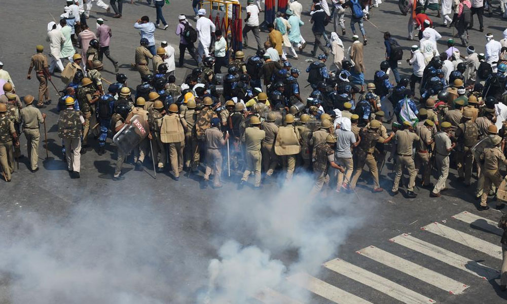 بھارتی پولیس کا کسانوں پر طاقت کا وحشیانہ استعمال