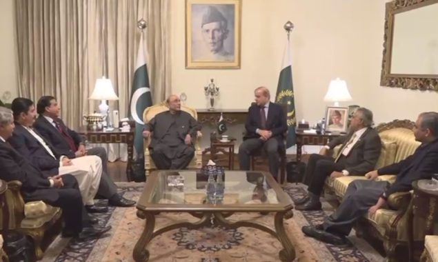 صدر اور وزیراعظم کا ملکی ترقی کے لئے مل کر آگے بڑھنے کےعزم کا اعادہ