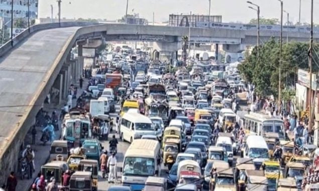 کراچی: برساتی پانی کھڑا ہونے سے مختلف شاہراہوں پر بدترین ٹریفک جام، شہریوں کو شدید مشکلات