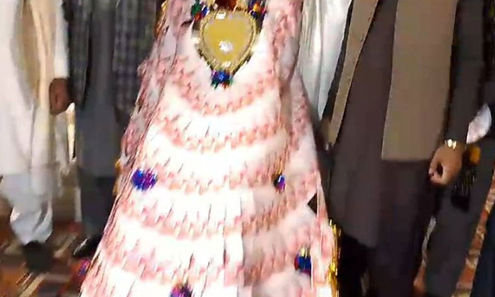 دوستوں نے دولہے کو 15 فٹ لمبا اور دس لاکھ روپے مالیت کا ہار پہنادیا