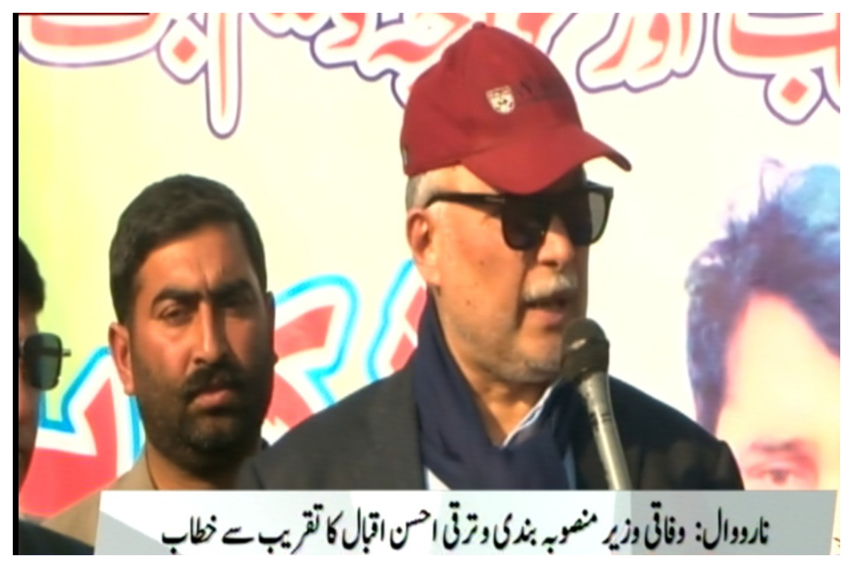 نوازشریف کے اقدامات کے باعث دنیا بھر سے سرمایہ کارپاکستان آئے، احسن اقبال