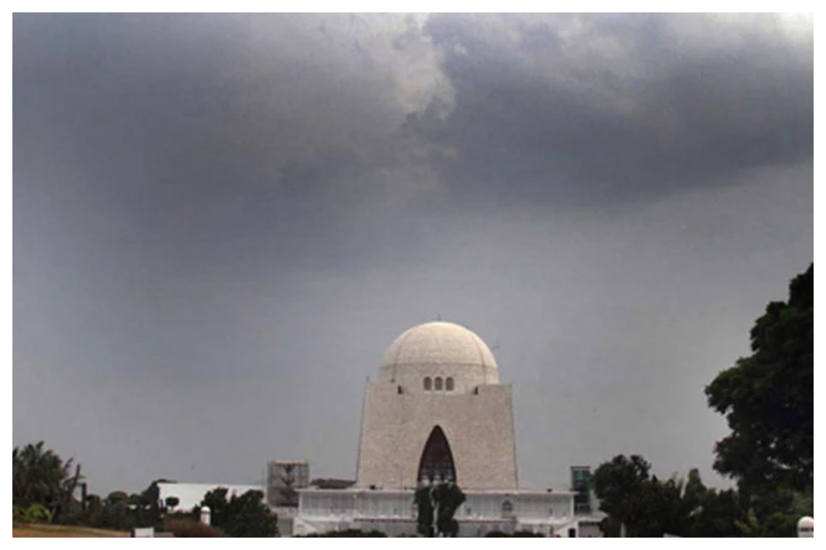 شہر قائد میں کہیں ہلکے کہیں گہرے بادلوں کا راج، موسم خوشگوار