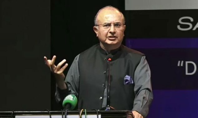 جس کو مسئلہ ہوتا ہے وہ عدالت آجاتا ہے، اس سوچ اور روش کو بدلنا ہوگا؛ جسٹس منصور
