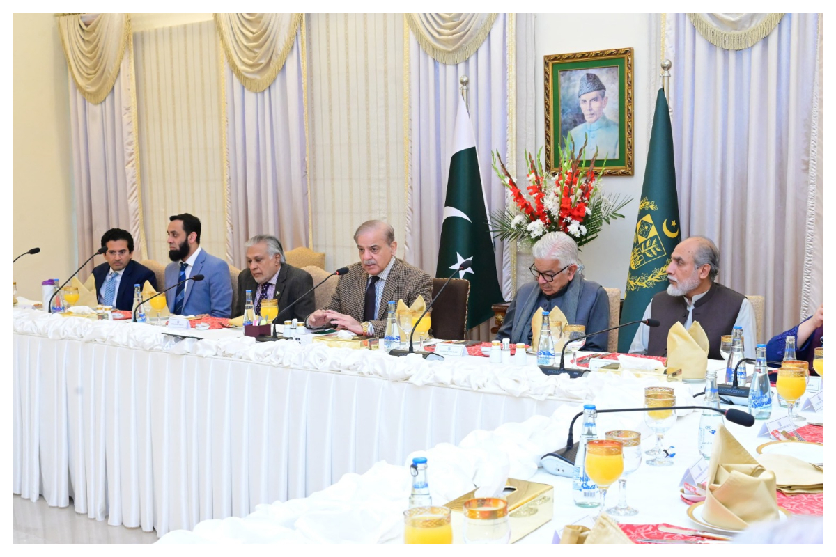 وزیراعظم سے نئے وفاقی کابینہ کے ارکان کی ملاقات، سیاسی و معاشی صورتحال پر گفتگو