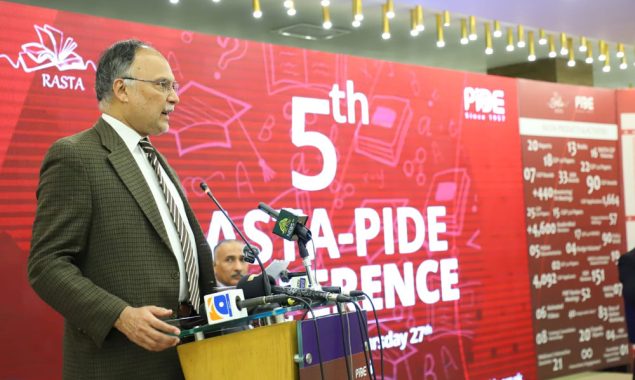 احسن اقبال کا برآمداتی صلاحیت میں بہتری کے لیے محققین کو تحقیق کا چیلنج