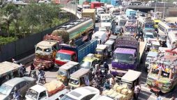 پابندی کے باوجود کراچی کی سڑکوں پر ہیوی ٹریفک رواں دواں