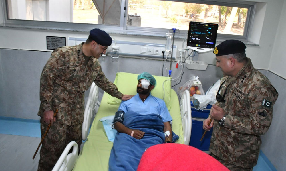 دہشتگرد حملے کے بعد آرمی چیف کا دورہ بنوں؛ زخمی جوانوں کی عیادت