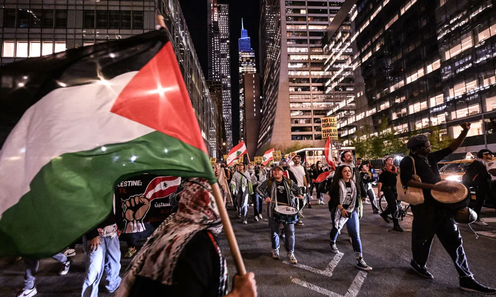 امریکی شہریوں کا غزہ پر اسرائیلی حملے روکنے کا مطالبہ، نیویارک کی ٹائم اسکوائر پر احتجاجی مظاہرہ