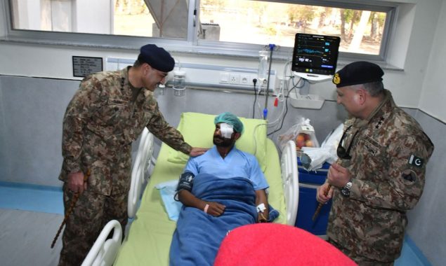 دہشتگرد حملے کے بعد آرمی چیف کا دورہ بنوں؛ زخمی جوانوں کی عیادت
