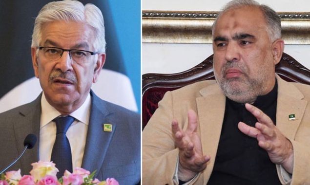 سانحہ جعفر ایکسپریس؛ اسد قیصر کا خواجہ آصف سے استعفیٰ کا مطالبہ