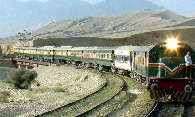 بولان میں جعفر ایکسپریس پر دہشت گردوں کا حملہ؛ معصوم شہری یرغمال