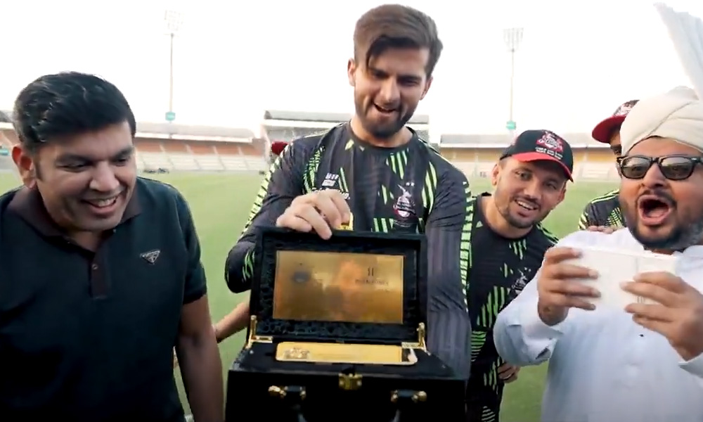 لاہور قلندرز شاہین آفریدی پر مہربان، سونے کے آئی فون کا تحفہ