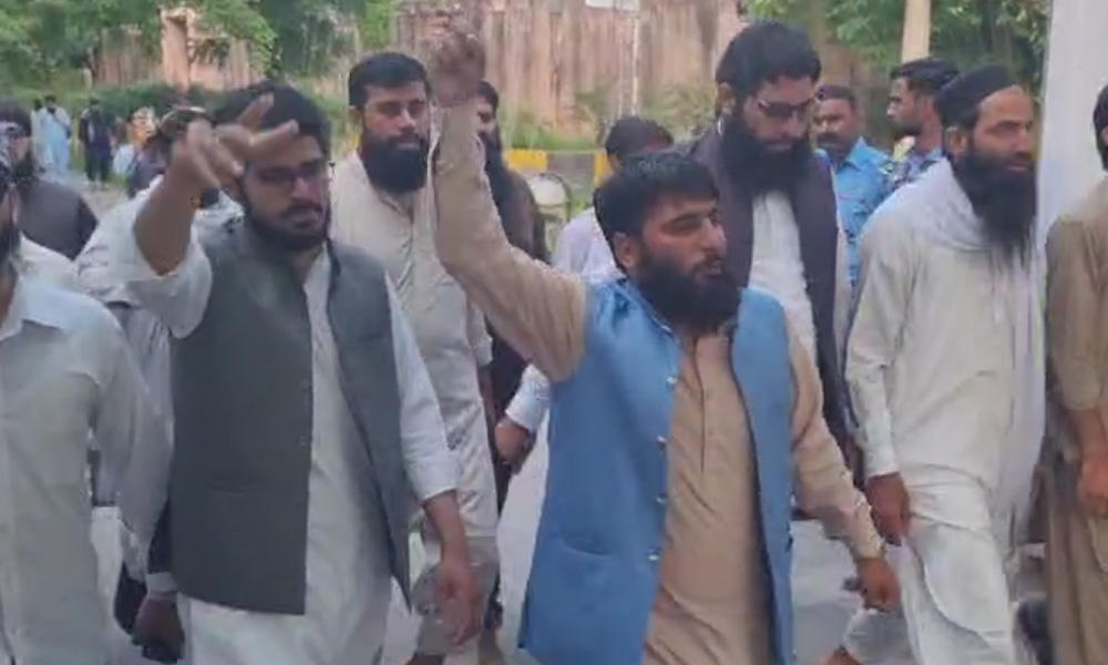 آبی جارحیت کے اعلان پر پاکستانی عوام مشتعل، بھارتی ہائی کمیشن کا گھیراؤ