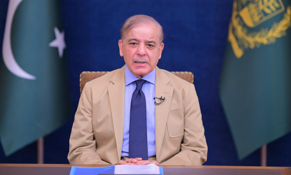عالمی منڈی میں تیل کی قیمتوں میں کمی کا فائدہ عوام تک منتقل کریں گے، وزیرِاعظم