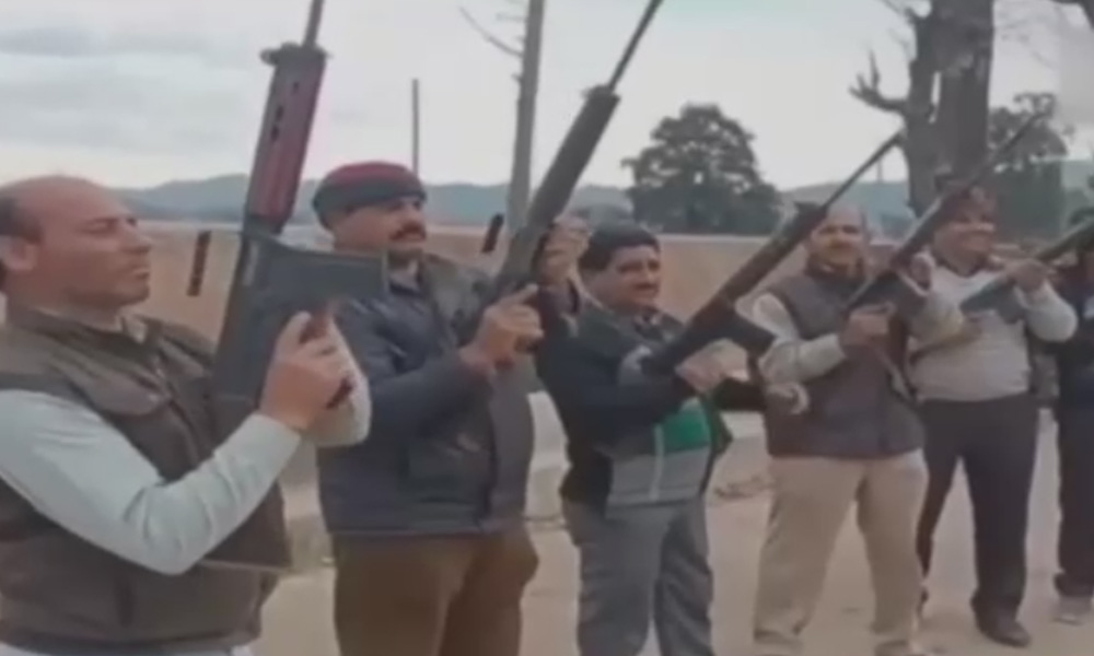 مقبوضہ کشمیر میں خوفناک خونی کھیل کی تیاری، 40 ہزار ہندو انتہا پسندوں کو اسلحہ فراہم