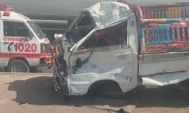 کراچی؛ واٹر ٹینکر اور سوزکی میں تصادم، ڈیڑھ سالہ بچہ جابحق، 7 افراد زخمی
